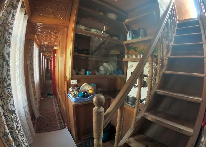 Goona Palace Houseboats