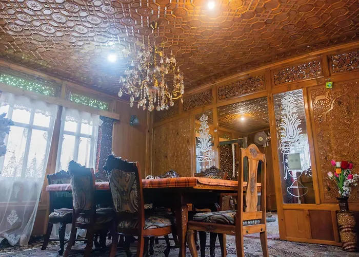 Goona Palace Houseboats