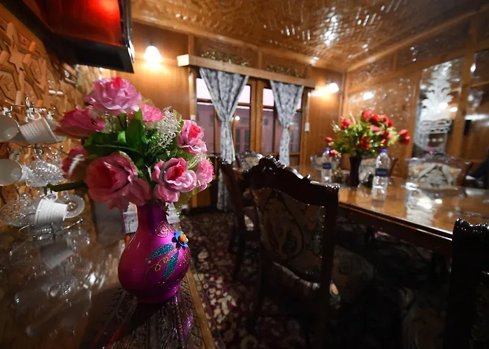 Goona Palace Houseboats