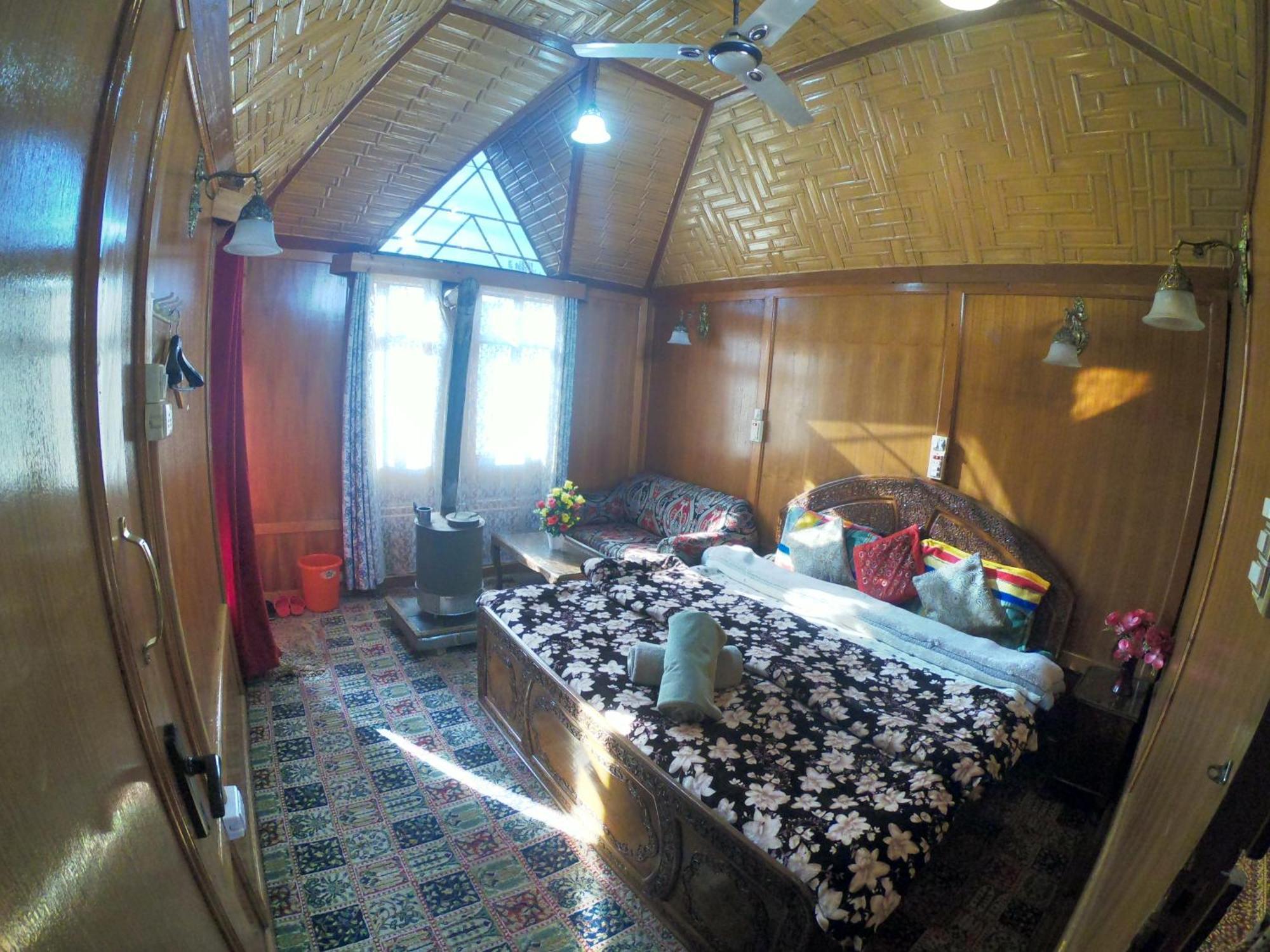 Goona Palace Houseboats