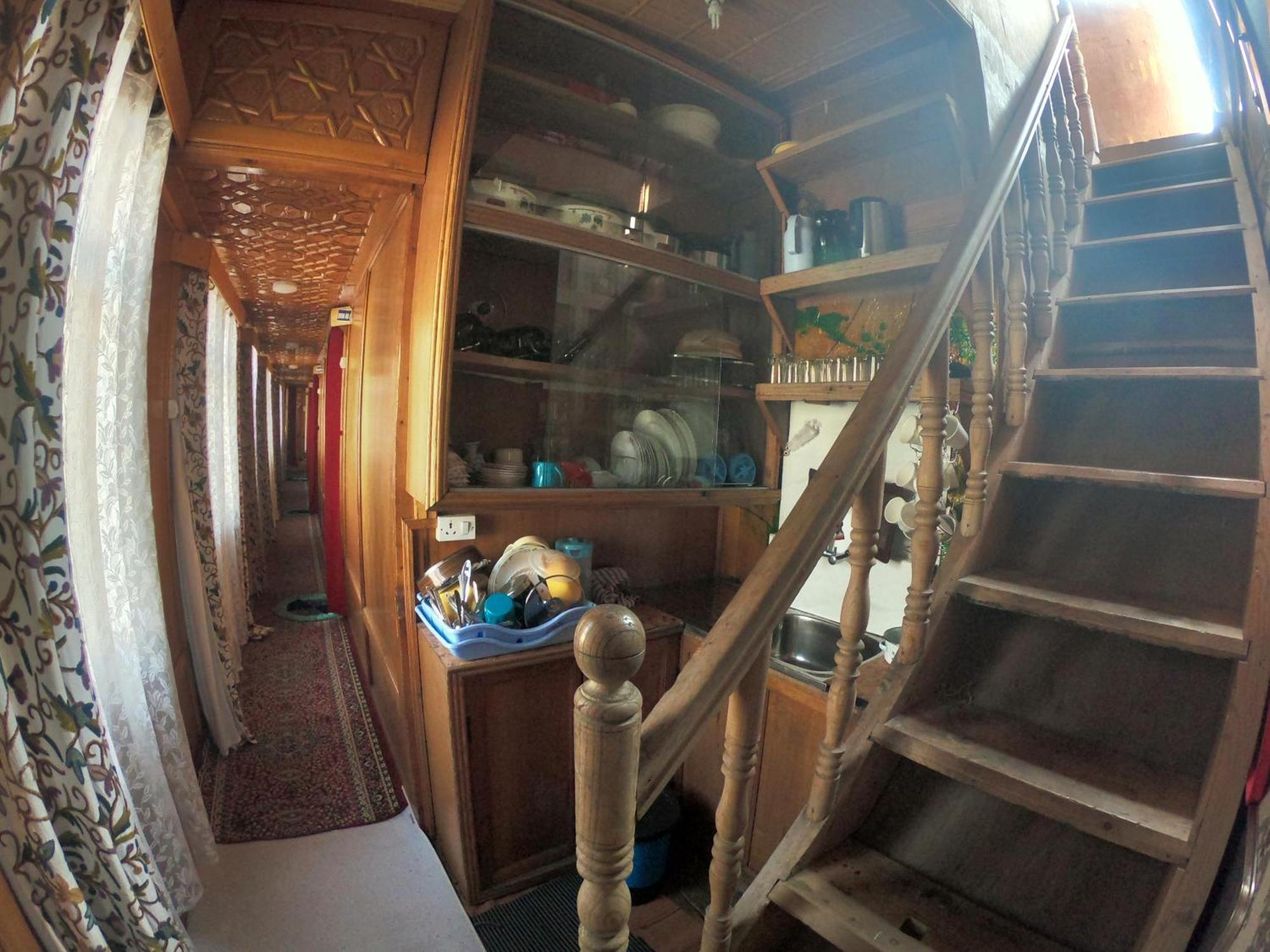 Botel Goona Palace Houseboats