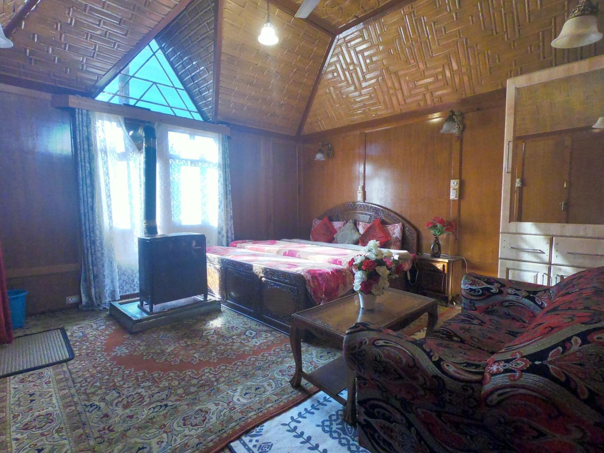 Goona Palace Houseboats 4* Srinagar (Jammu and Kashmir)