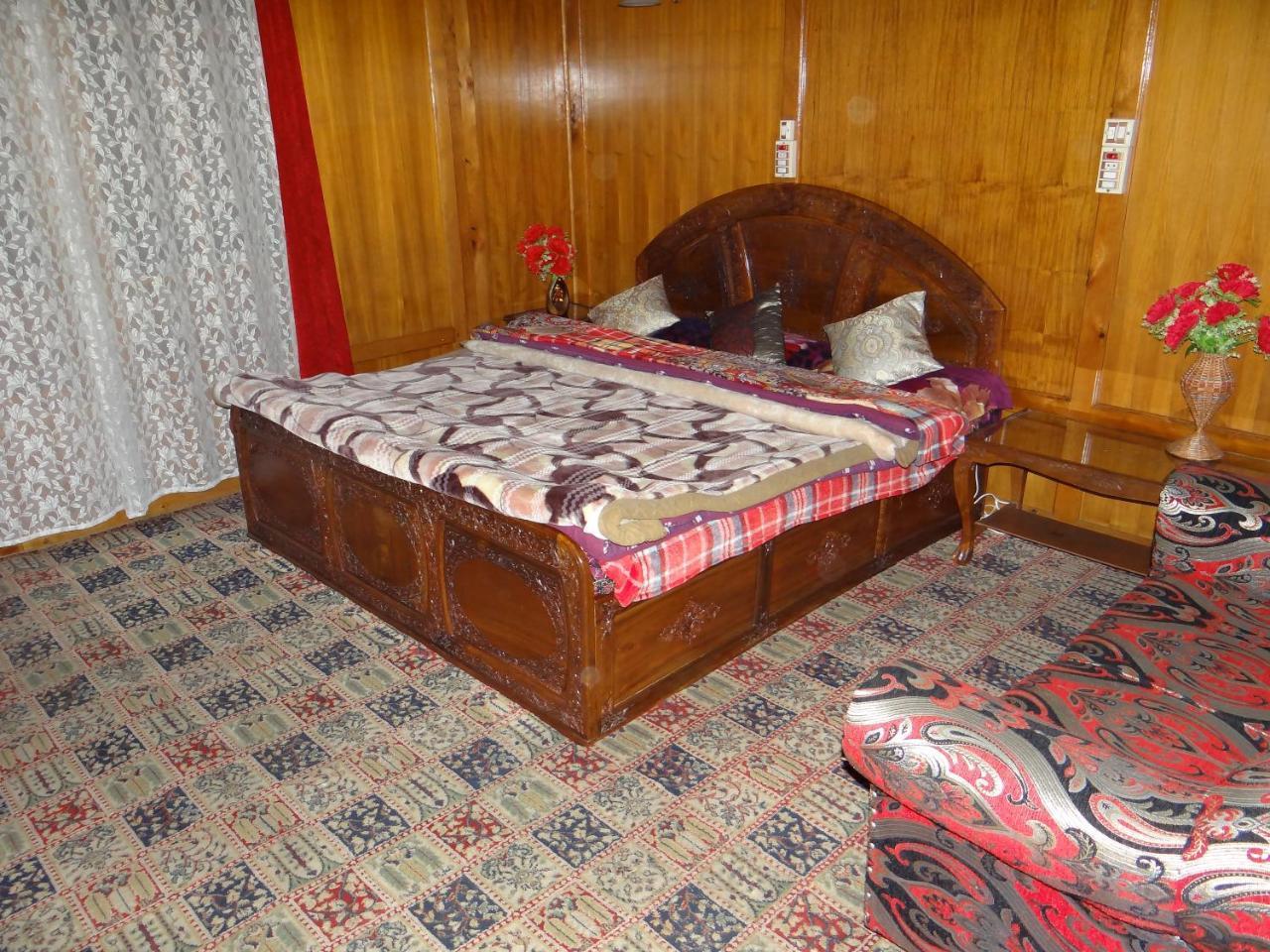 Botel Goona Palace Houseboats